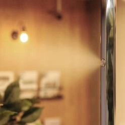 建築と調和するミスト冷房装置|涼感と魅力的な景観演出を両立